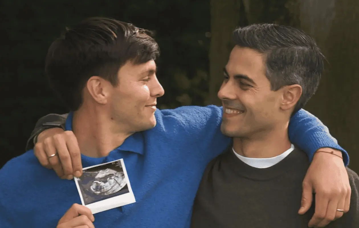 La gestación fue posible gracias a un acuerdo voluntario con una pareja amiga que ya tiene hijos y con otra mujer que donó sus óvulos. Foto: x.com