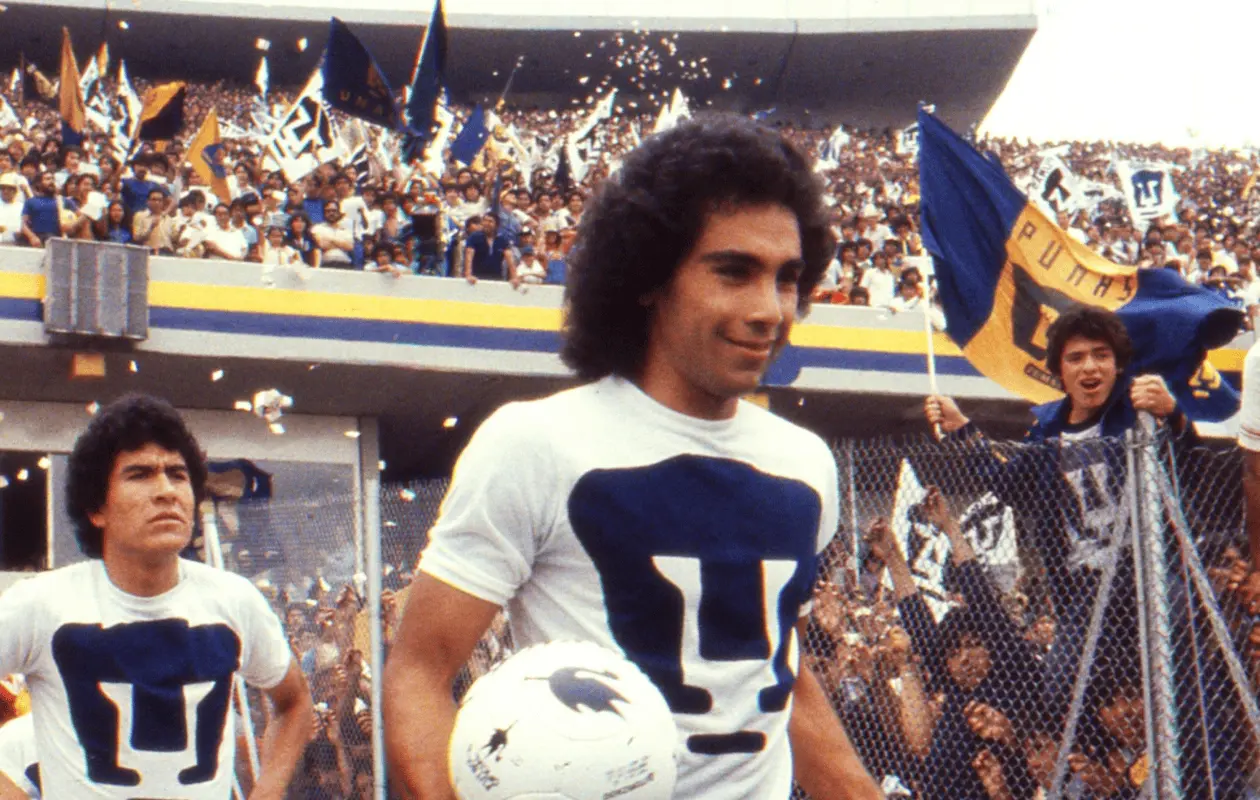 En su etapa como jugador de Pumas disputó 194 encuentros oficiales y anotó 102 goles.