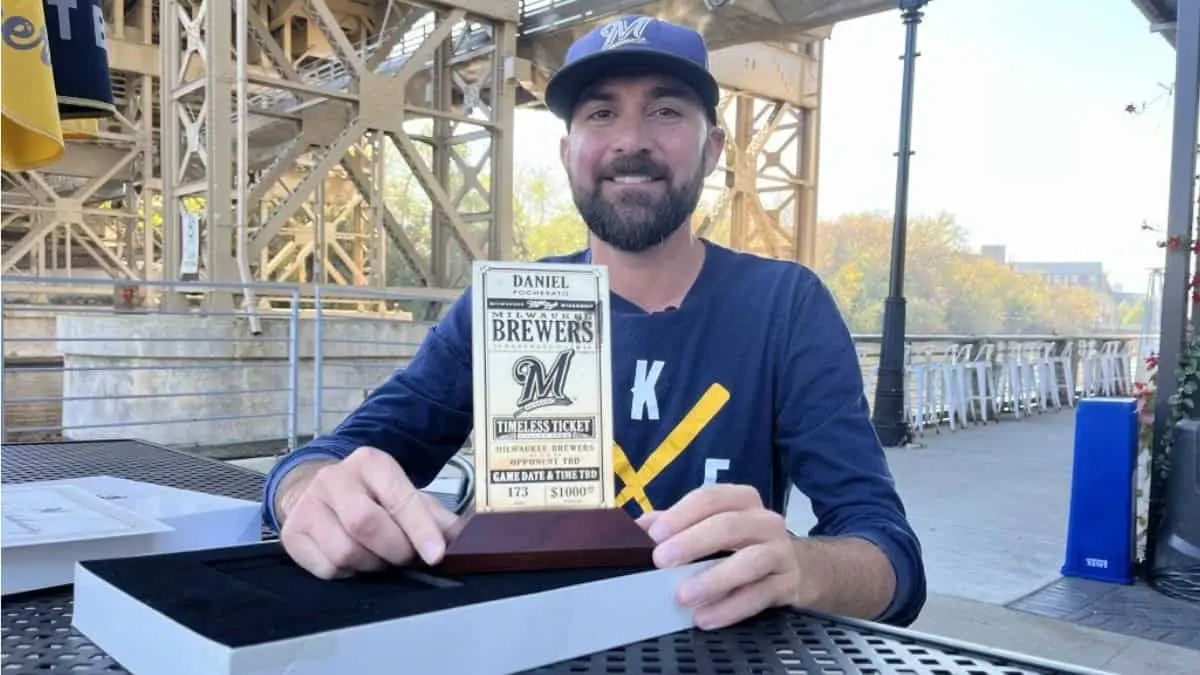 Las entradas conmemorativas prometían acceso a partidos importantes de Milwaukee, pero la asignación de localidades provocó reclamos (Créditos: Sopitas)