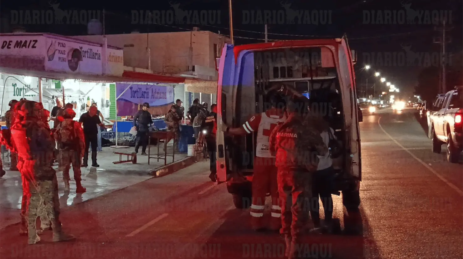 Personal de Cruz Roja atendió a una de las víctimas en el lugar, y después la llevó a un hospital. Foto: Cortesía
