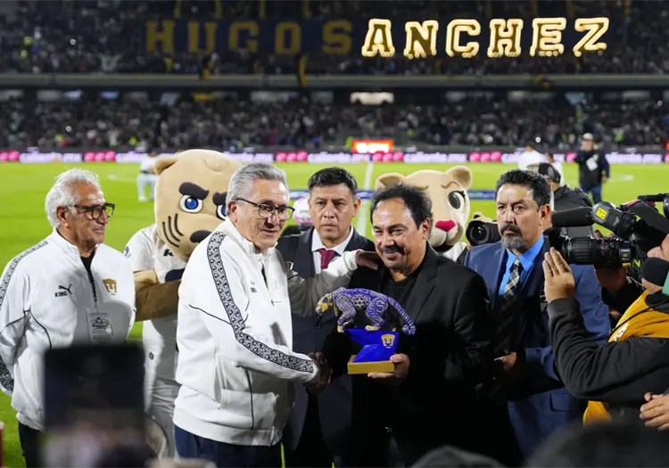 Pumas homenajea a Hugo Sánchez por los 50 años de su debut profesional