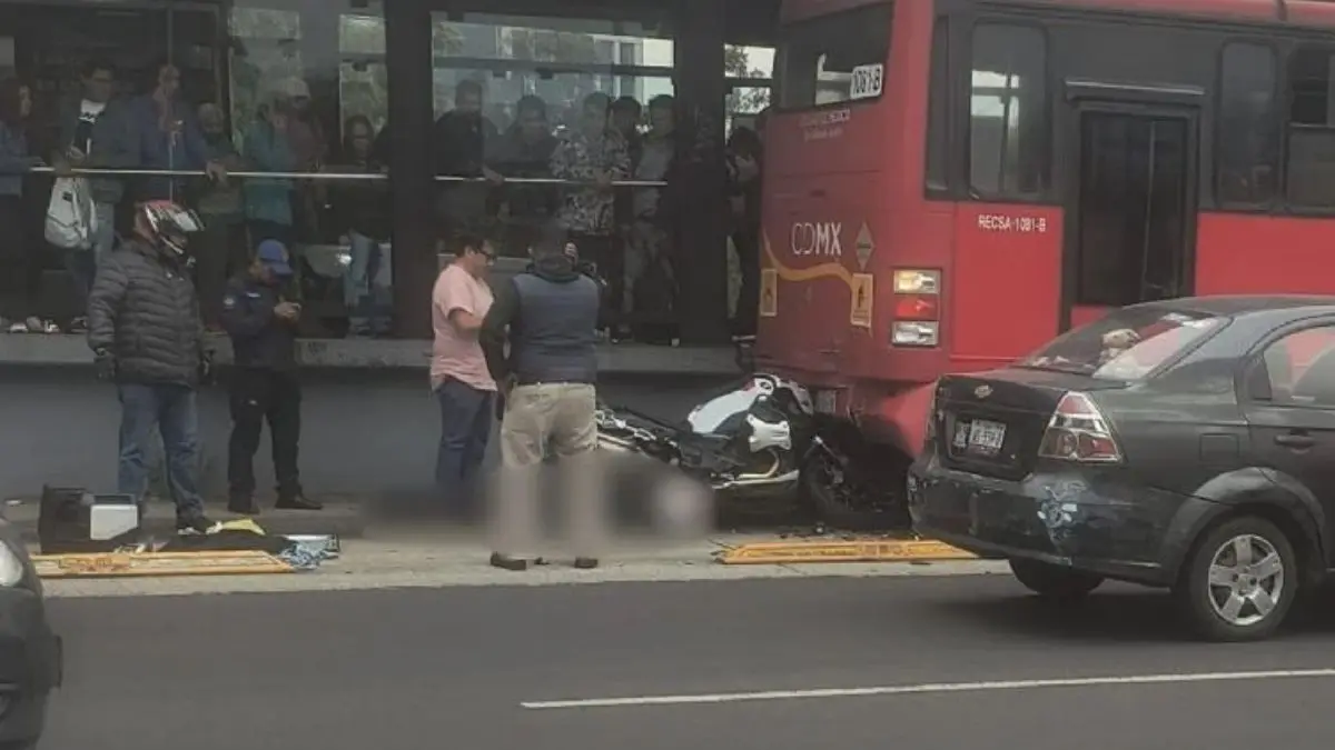 El accidente ocurrió en el cruce con Periférico, en Coyoacán; paramédicos confirmaron el fallecimiento del conductor, cuya identidad no ha sido revelada FUENTES: X