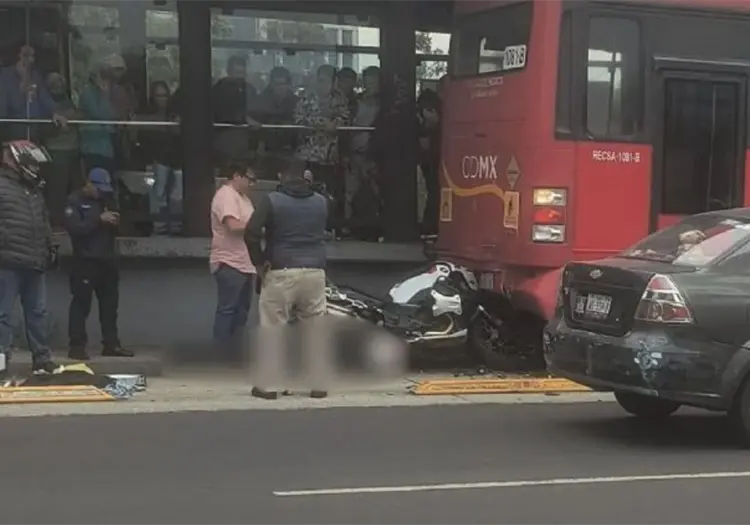 Muere motociclista al chocar contra una unidad del Metrobús en Insurgentes Sur