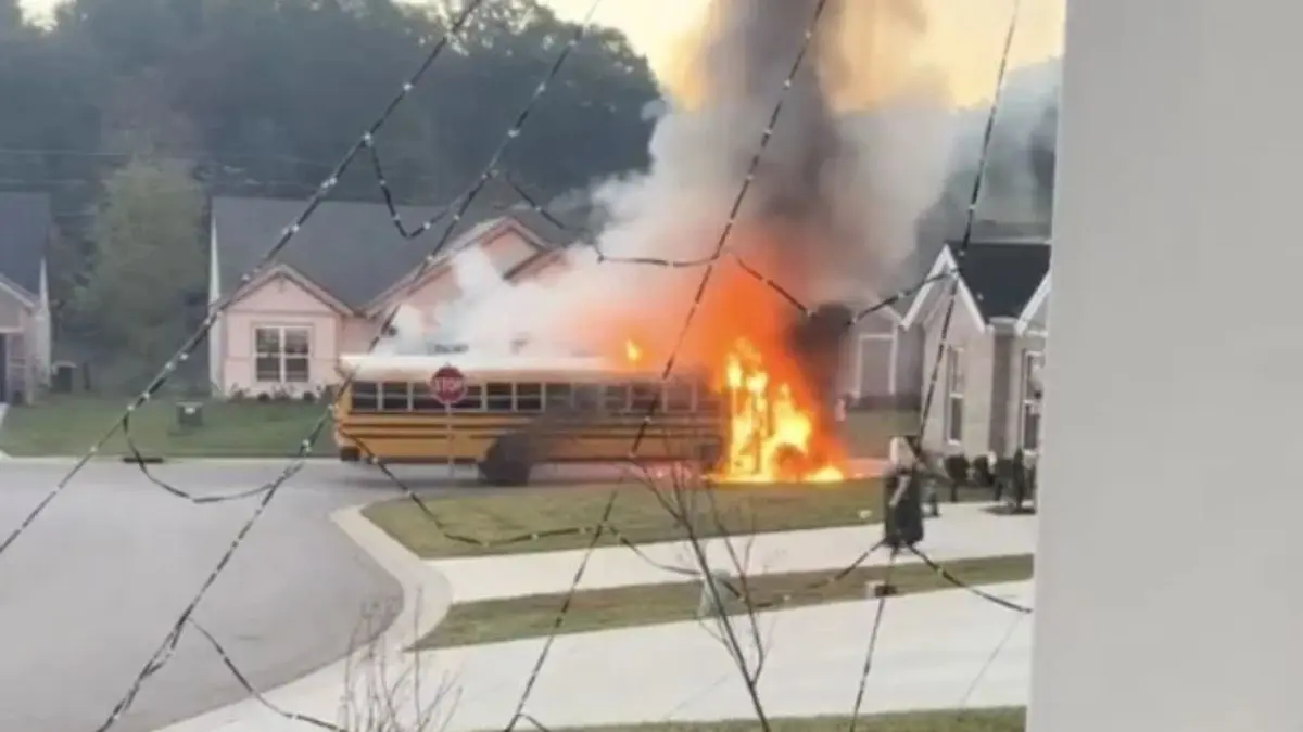 La conductora detectó humo en el motor y evacuó a los estudiantes en Evansville, Indiana, antes de que las llamas consumieran la unidad FUENTES X
