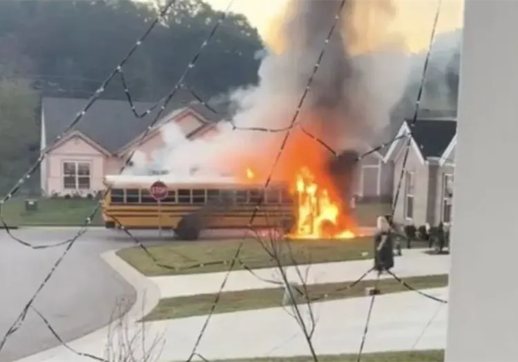 VIDEO | Rescatan a seis niños de autobús escolar antes de que se incendiara en Estados Unidos