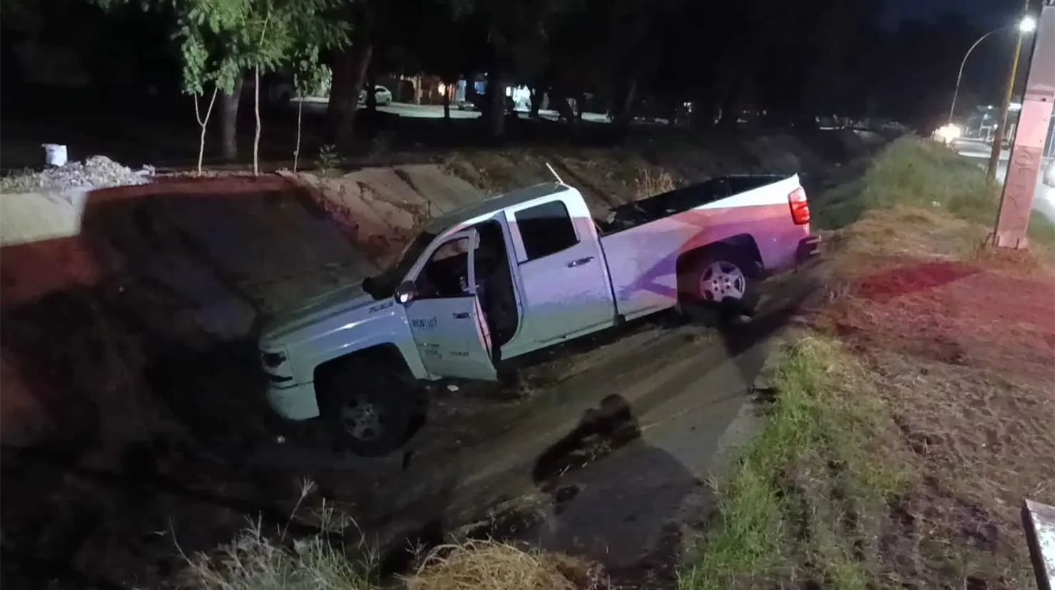 La camioneta terminó dentro del canal que corre paralelo a la 300 frente a la colonia México. Foto: Cortesía