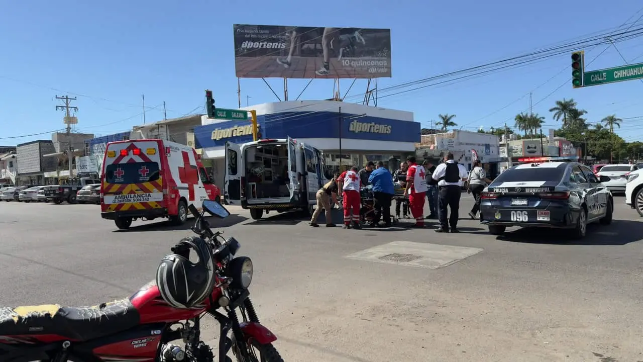 El hombre cayó al pavimento tras chocar con un automóvil de color blancoFoto: Andrés Alaniz