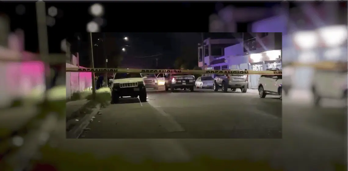 La escena del crimen fue delimitada por agentes policiacos mientras peritos de la Fiscalía hacían las indagatorias. Foto: Internet