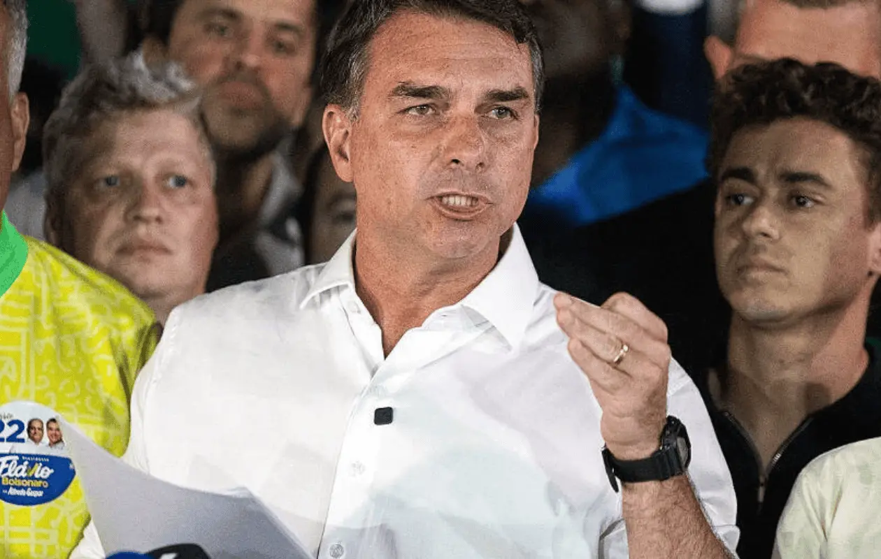 Flávio Bolsonaro llega a Miami tras derrota electoral en Brasil