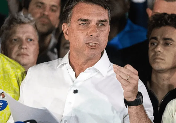 Flávio Bolsonaro llega a Miami tras derrota electoral en Brasil