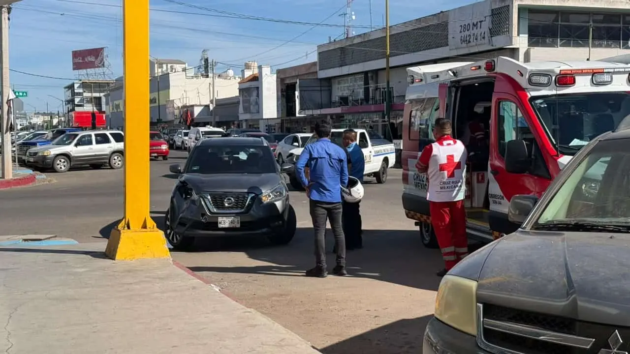 Personal de Cruz Roja revisó al hombre herido, pero este decidió no ser trasladado a un hospitalFoto: Andrés Alaniz
