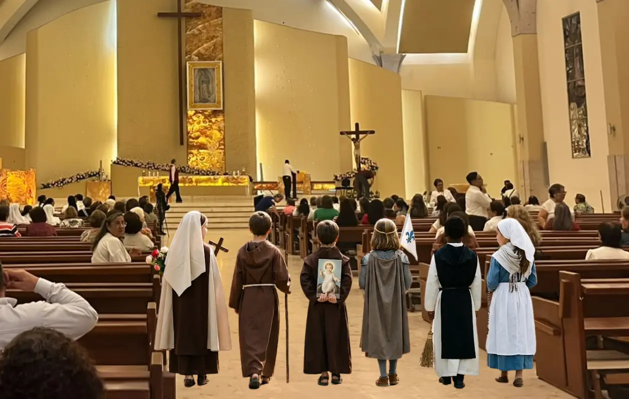 Se invita a todos los niños a vestirse como su santo favorito. Foto: Omar Leyva