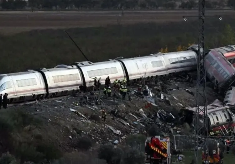 Identifican a primeras víctimas del choque de trenes en España que dejó 68 muertos