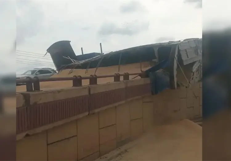 Vuelca tráiler cargado de trigo