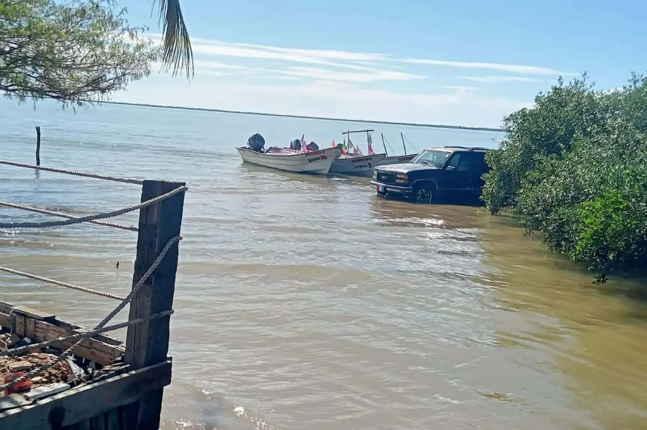Como pocas veces en la historia de Yavaros, se ha presentado este año el problema de marea alta. Foto: Cortesía.