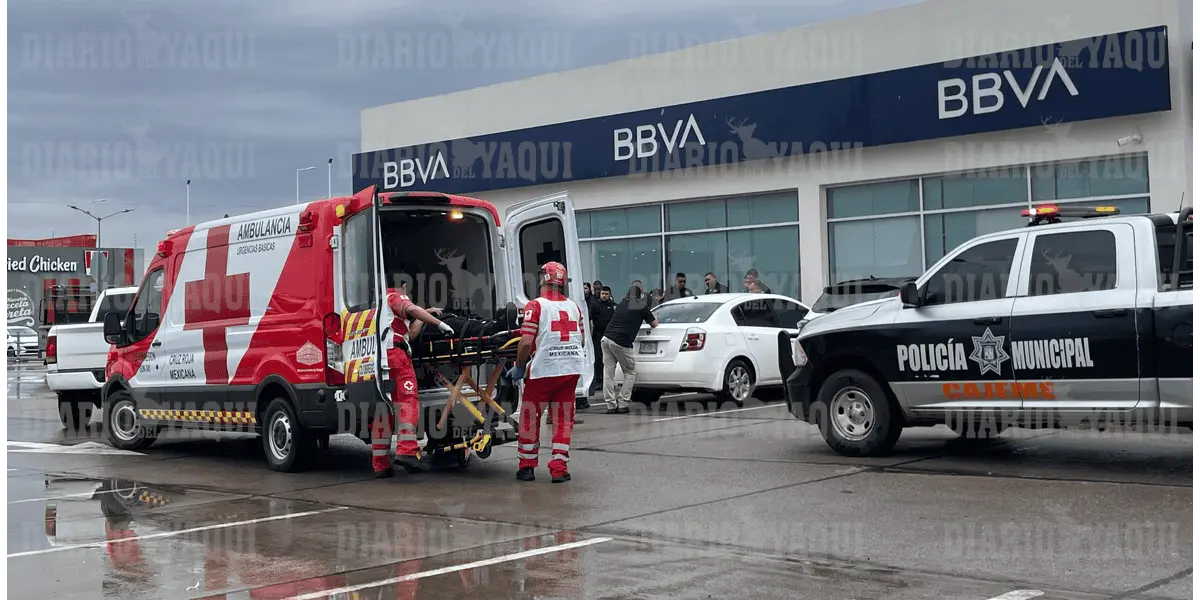 Personal de Cruz Roja brindó primeros auxilios a la víctima y la trasladó a un hospital localFoto: Francisco Minjares