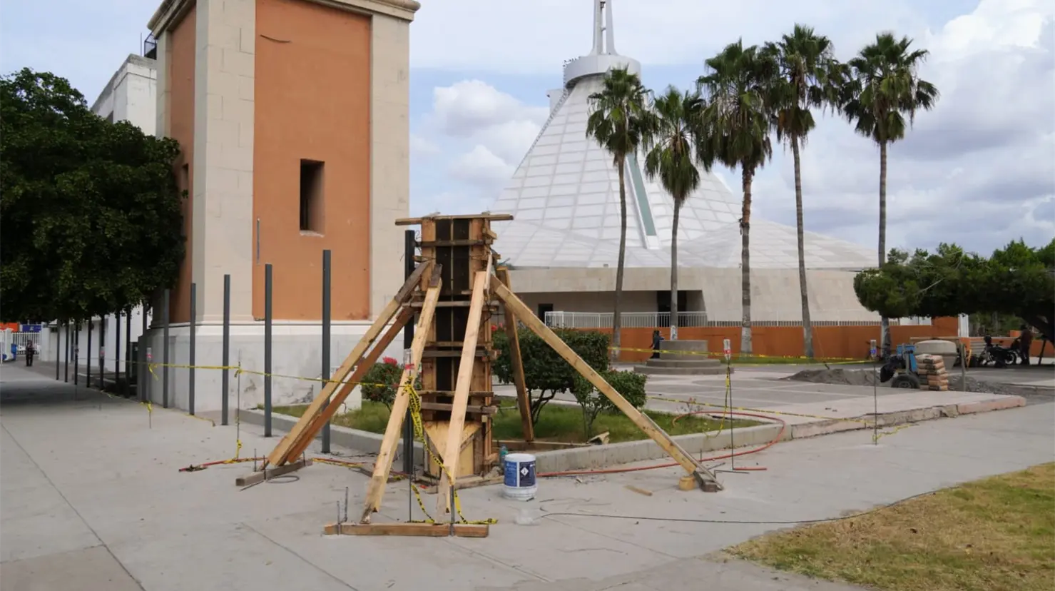 La construcción se encuentra en curso al exterior del templo   FOTO: BERNARDO HIDALGO