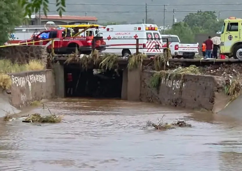El auto quedó debajo de un puente, tras ser arrastrado por la corriente del arroyo. Foto: Internet