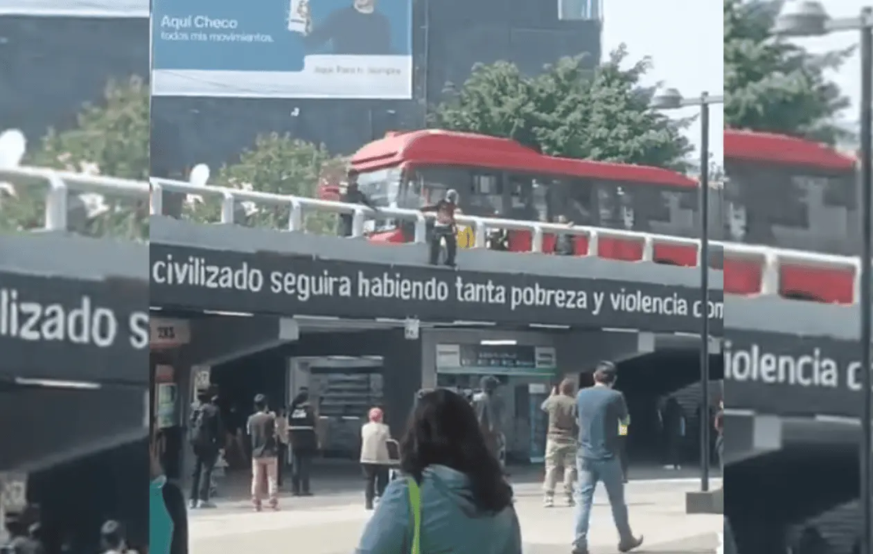 Los uniformados lograron evitar que se lanzara del puente. Foto: x.com