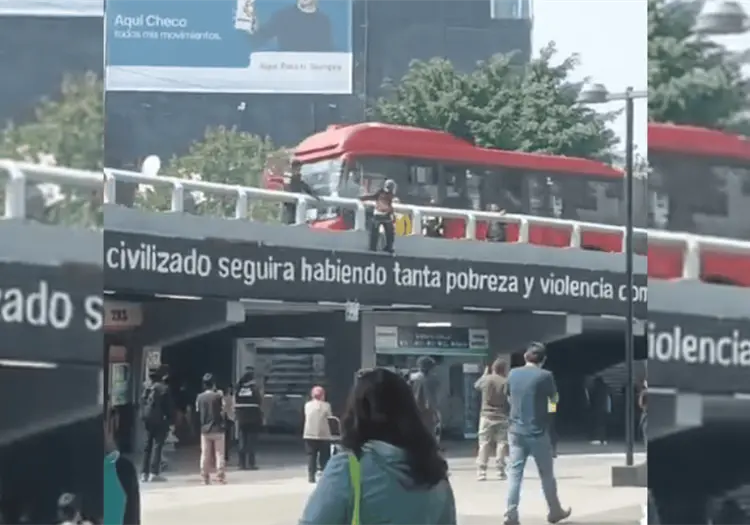Hombre se prende fuego en la Glorieta de Insurgentes; policías logran salvarlo