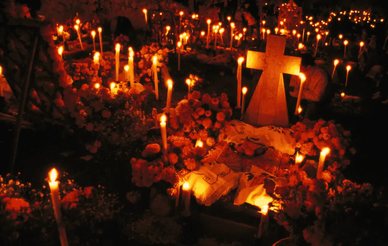 La celebración de Todos los Santos inició como una manera de cristianizar las fiestas paganas de Halloween. Foto: Canva