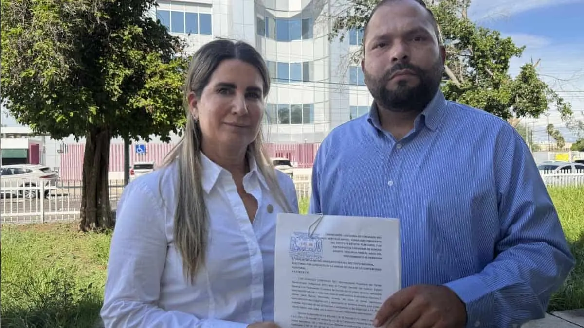 Lupita Soto Holguín y Luis Donaldo Coronado Rey presentaron la denuncia en las instalaciones del INE en Hermosillo. FOTO: CORTESÍA.