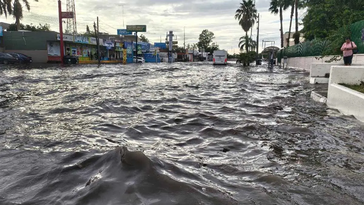 Se vuelve a inundar la calle Guerrero frente al IMSS al igual que otras vialidades de la ciudad. FOTO: DIARIO DEL YAQUI.